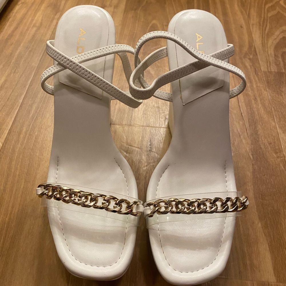 ALDO Women's White wedge Sandals with Gold Chain sz 8,5 women
